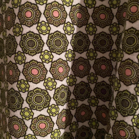 Womens moss green colored print shark tail hem top, size S - Picture 2 of 6